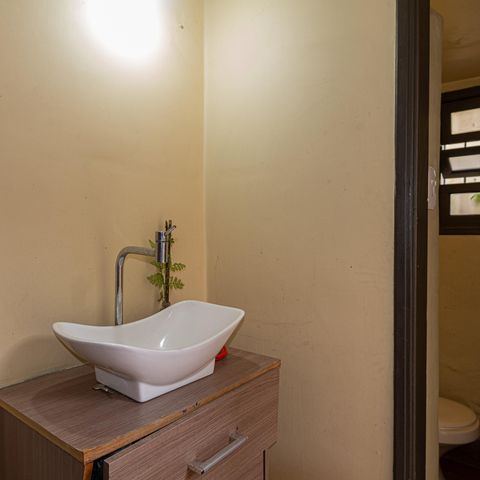 Casa à venda com 230m², 4 quartos e 2 vagas Casa à venda com 230m², 4 quartos e 2 vagasBanheiro de Serviço