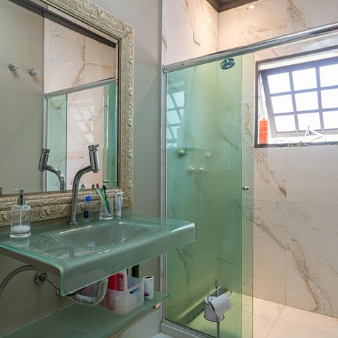 Casa à venda com 230m², 4 quartos e 2 vagas Casa à venda com 230m², 4 quartos e 2 vagasBanheiro 2