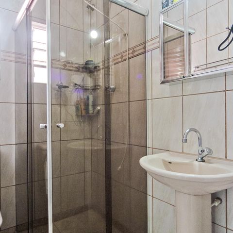 Casa à venda com 315m², 7 quartos e 3 vagas Casa à venda com 315m², 7 quartos e 3 vagasEdícula - banheiro