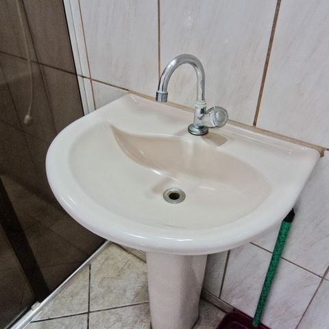 Casa à venda com 315m², 7 quartos e 3 vagas Casa à venda com 315m², 7 quartos e 3 vagasEdícula - banheiro
