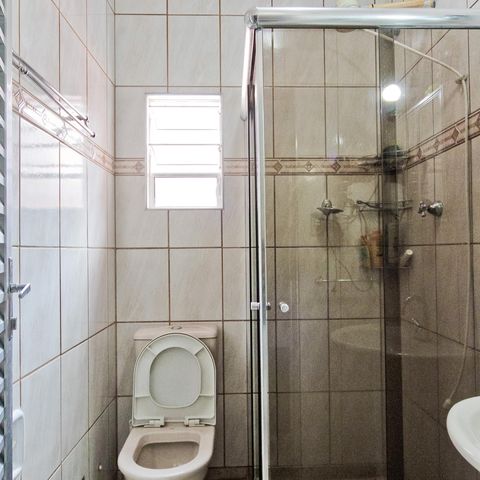 Casa à venda com 315m², 7 quartos e 3 vagas Casa à venda com 315m², 7 quartos e 3 vagasEdícula - banheiro