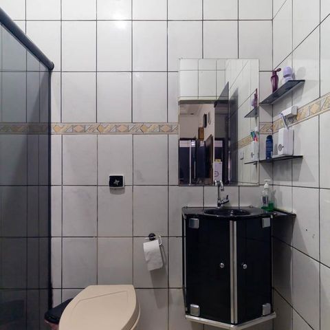 Casa à venda com 80m², 2 quartos e 2 vagas Casa à venda com 80m², 2 quartos e 2 vagasBanheiro