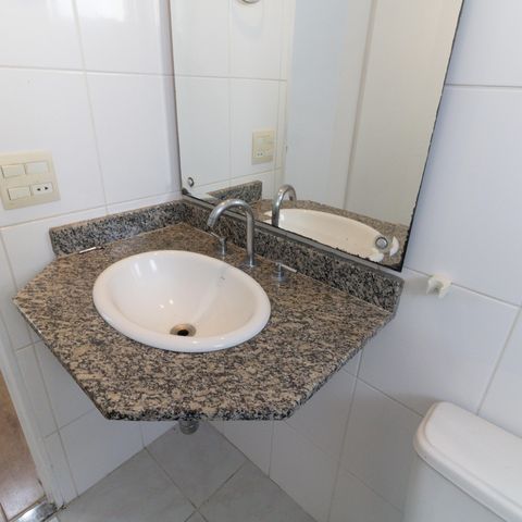 Apartamento à venda com 69m², 2 quartos e 2 vagasBanheiro da Suíte