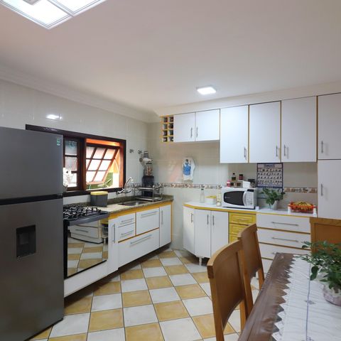 Casa à venda com 160m², 3 quartos e 2 vagasCozinha 