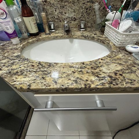 Apartamento à venda com 98m², 4 quartos e 2 vagasTorneira do banheiro da suíte