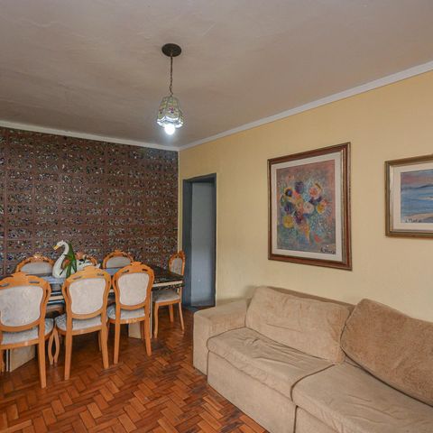 Casa à venda com 220m², 4 quartos e 2 vagas Casa à venda com 220m², 4 quartos e 2 vagasSala
