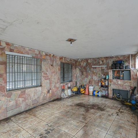 Casa à venda com 220m², 4 quartos e 2 vagas Casa à venda com 220m², 4 quartos e 2 vagasGaragem