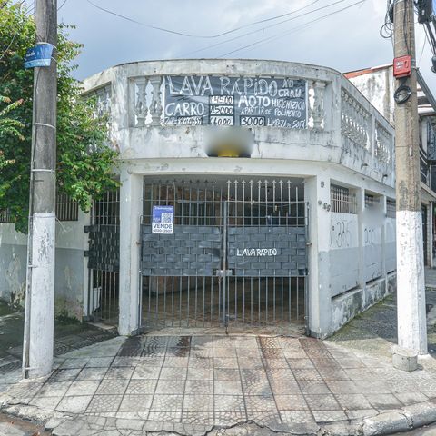 Casa à venda com 220m², 4 quartos e 2 vagas Casa à venda com 220m², 4 quartos e 2 vagasFachada