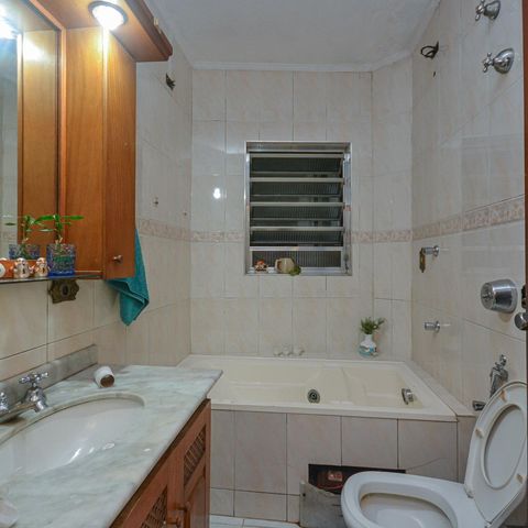 Casa à venda com 220m², 4 quartos e 2 vagas Casa à venda com 220m², 4 quartos e 2 vagasBanheiro 2