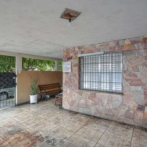Casa à venda com 220m², 4 quartos e 2 vagas Casa à venda com 220m², 4 quartos e 2 vagasGaragem