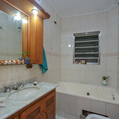 Casa à venda com 220m², 4 quartos e 2 vagas Casa à venda com 220m², 4 quartos e 2 vagasBanheiro 2