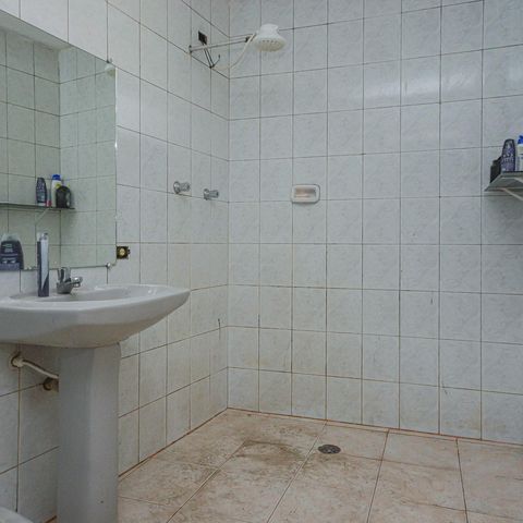 Casa à venda com 220m², 4 quartos e 2 vagas Casa à venda com 220m², 4 quartos e 2 vagasBanheiro