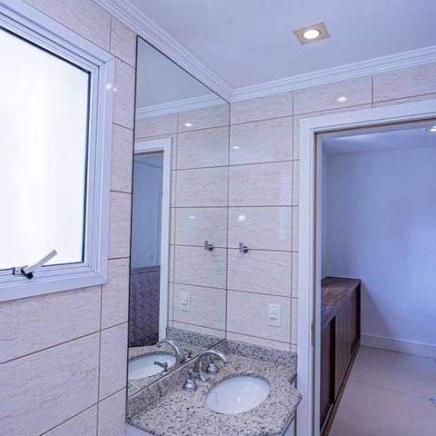 Apartamento à venda com 131m², 2 quartos e 4 vagasBanheiro suite 2
