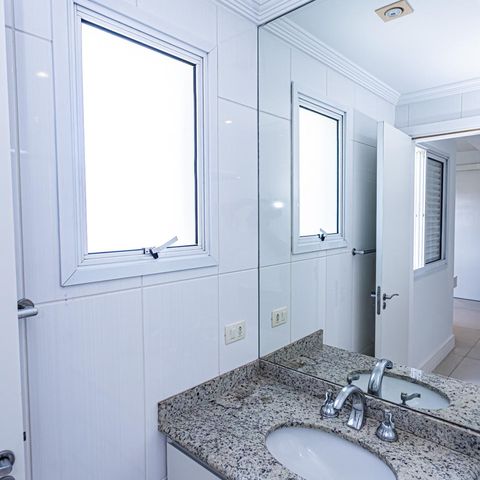 Apartamento à venda com 131m², 2 quartos e 4 vagasBanheiro suite 1