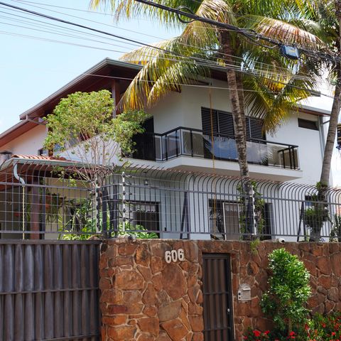 Casa para alugar com 1000m², 4 quartos e 3 vagasFachada