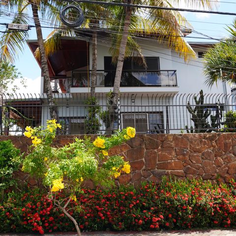 Casa para alugar com 1000m², 4 quartos e 3 vagasFachada