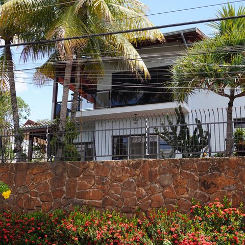Casa para alugar com 1000m², 4 quartos e 3 vagasFachada