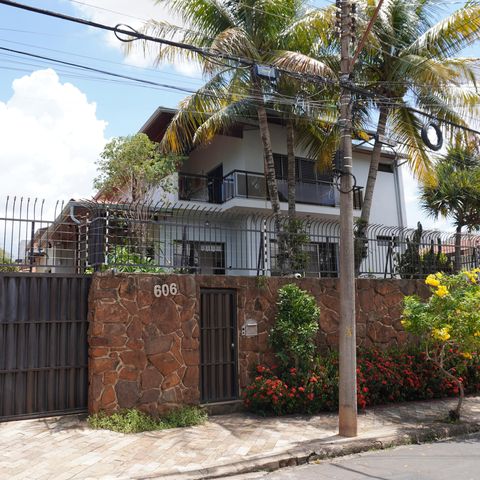 Casa para alugar com 1000m², 4 quartos e 3 vagasFachada
