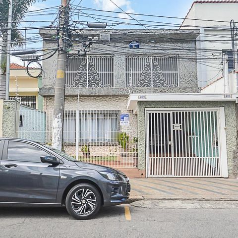 Casa à venda com 260m², 3 quartos e 2 vagas Casa à venda com 260m², 3 quartos e 2 vagasFachada