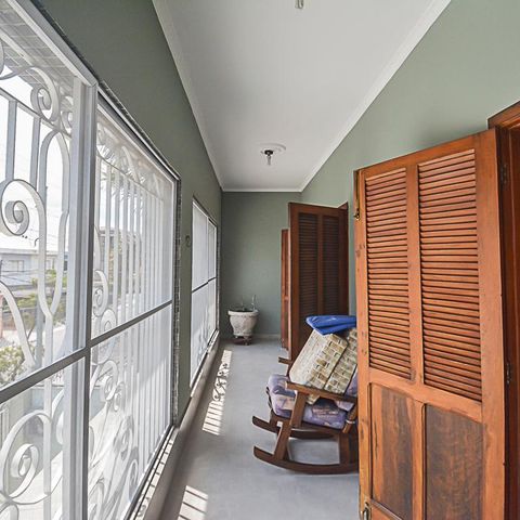 Casa à venda com 260m², 3 quartos e 2 vagas Casa à venda com 260m², 3 quartos e 2 vagasSacada do Quarto 1 e 2