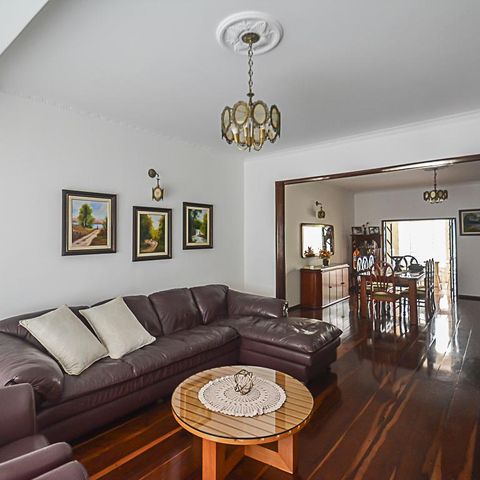 Casa à venda com 260m², 3 quartos e 2 vagas Casa à venda com 260m², 3 quartos e 2 vagasSala