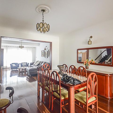 Casa à venda com 260m², 3 quartos e 2 vagas Casa à venda com 260m², 3 quartos e 2 vagasSala de Jantar