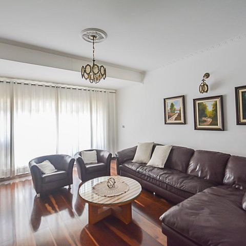 Casa à venda com 260m², 3 quartos e 2 vagas Casa à venda com 260m², 3 quartos e 2 vagasSala