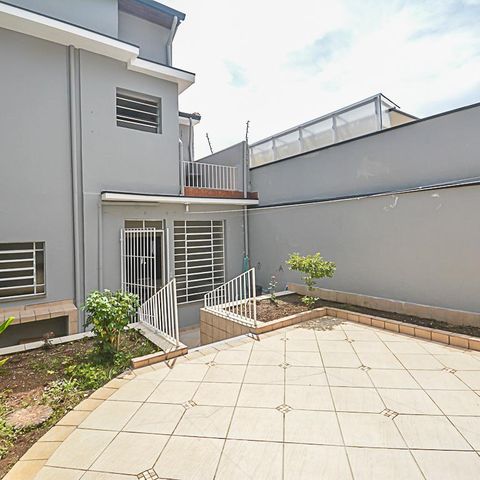 Casa à venda com 260m², 3 quartos e 2 vagas Casa à venda com 260m², 3 quartos e 2 vagasQuintal