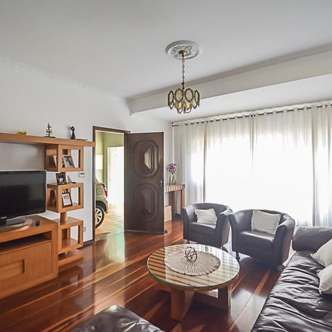 Casa à venda com 260m², 3 quartos e 2 vagas Casa à venda com 260m², 3 quartos e 2 vagasSala