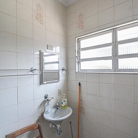 Casa à venda com 260m², 3 quartos e 2 vagas Casa à venda com 260m², 3 quartos e 2 vagasBanheiro de serviço