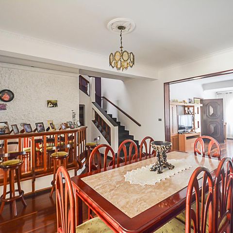 Casa à venda com 260m², 3 quartos e 2 vagas Casa à venda com 260m², 3 quartos e 2 vagasSala de Jantar
