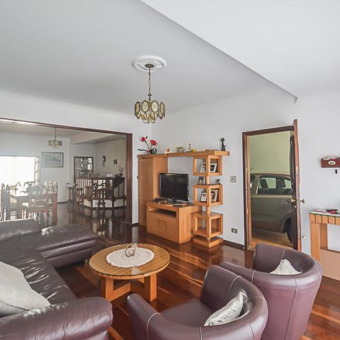 Casa à venda com 260m², 3 quartos e 2 vagas Casa à venda com 260m², 3 quartos e 2 vagasSala