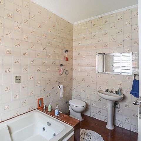 Casa à venda com 260m², 3 quartos e 2 vagas Casa à venda com 260m², 3 quartos e 2 vagasBanheiro
