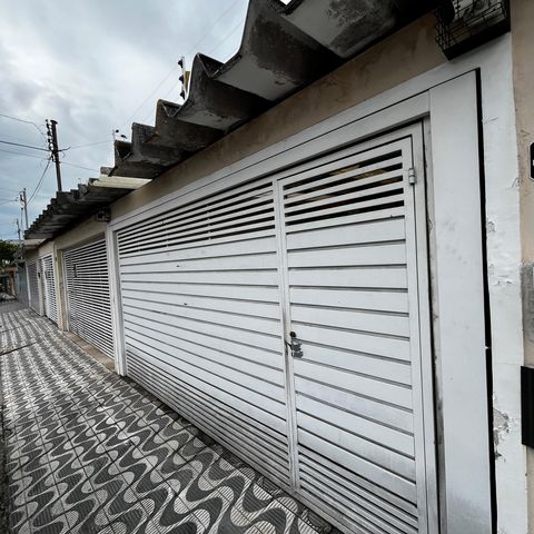 Casa à venda com 124m², 5 quartos e 2 vagasFachada