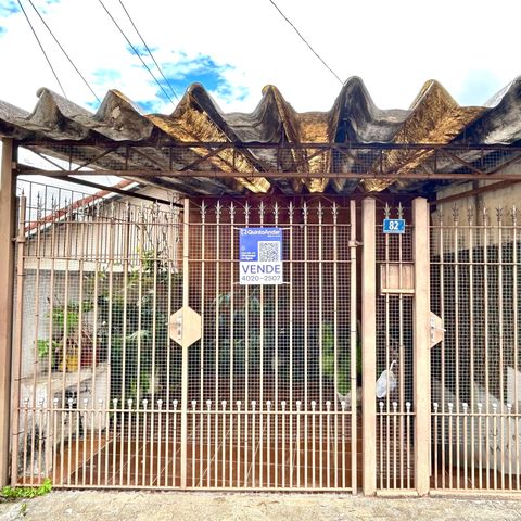 Casa à venda com 134m², 3 quartos e 1 vagaPlaca instalada na fachada do imóvel 