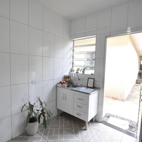 Casa à venda com 120m², 2 quartos e 3 vagasEdícula- Cozinha