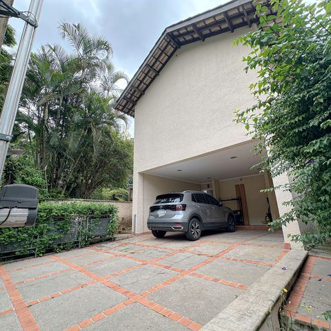 Casa para alugar com 456m², 4 quartos e 3 vagas Casa para alugar com 456m², 4 quartos e 3 vagasFachada