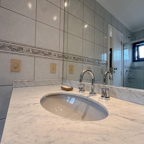 Casa para alugar com 456m², 4 quartos e 3 vagas Casa para alugar com 456m², 4 quartos e 3 vagasBanheiro Suíte 2