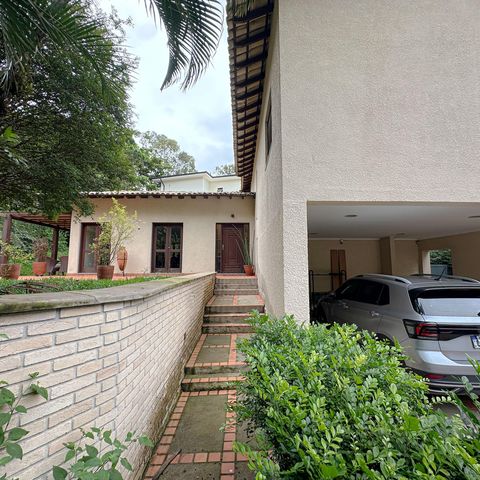 Casa para alugar com 456m², 4 quartos e 3 vagas Casa para alugar com 456m², 4 quartos e 3 vagasFachada