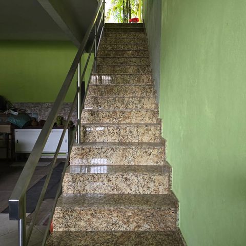 Casa à venda com 400m², 3 quartos e 4 vagas Casa à venda com 400m², 3 quartos e 4 vagasGaragem escada acesso ao imovel