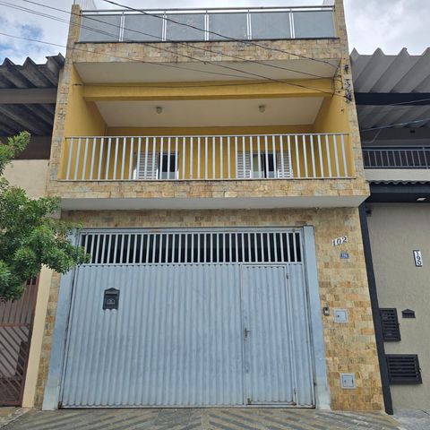 Casa à venda com 400m², 3 quartos e 4 vagas Casa à venda com 400m², 3 quartos e 4 vagasFachada