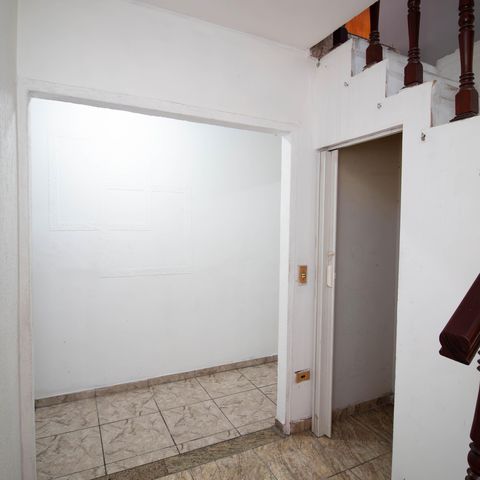 Casa à venda com 190m², 3 quartos e 2 vagasHall - Escada