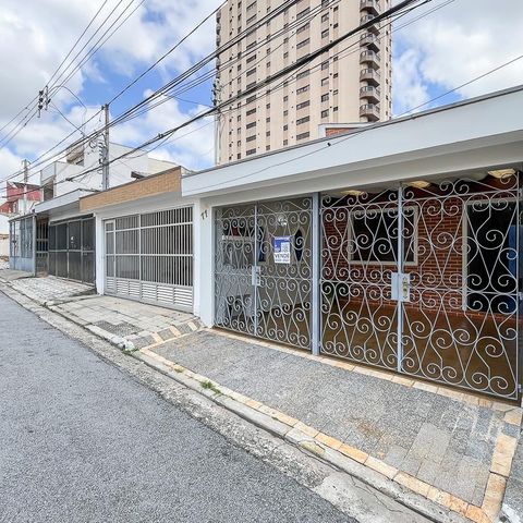 Casa à venda com 129m², 2 quartos e 2 vagasFachada + plaquinha