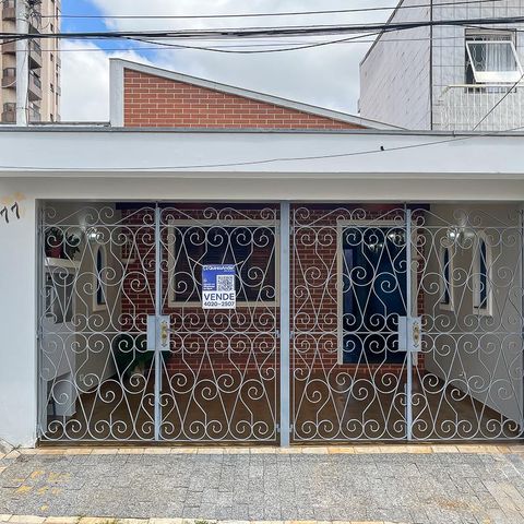 Casa à venda com 129m², 2 quartos e 2 vagasFachada + plaquinha