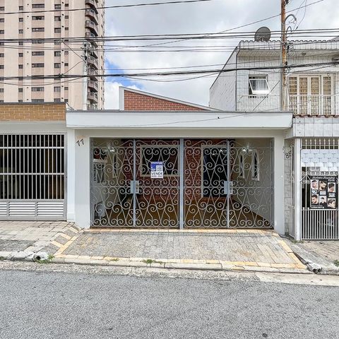 Casa à venda com 129m², 2 quartos e 2 vagasFachada + plaquinha