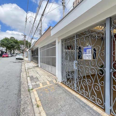 Casa à venda com 129m², 2 quartos e 2 vagasFachada + plaquinha