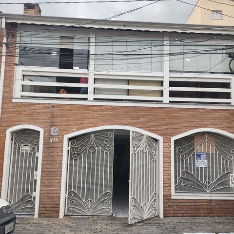 Casa à venda com 299m², 3 quartos e 4 vagas Casa à venda com 299m², 3 quartos e 4 vagasFachada