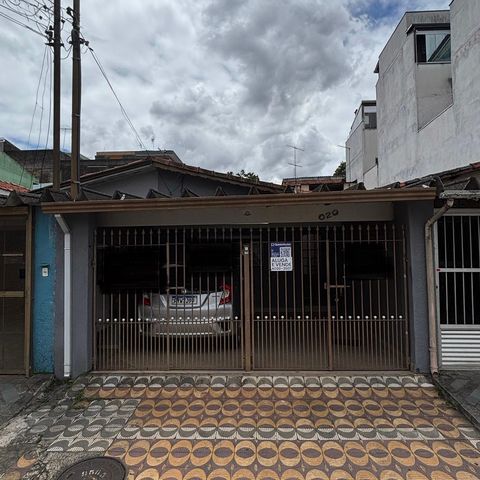 Casa para alugar com 100m², 2 quartos e 2 vagasFachada