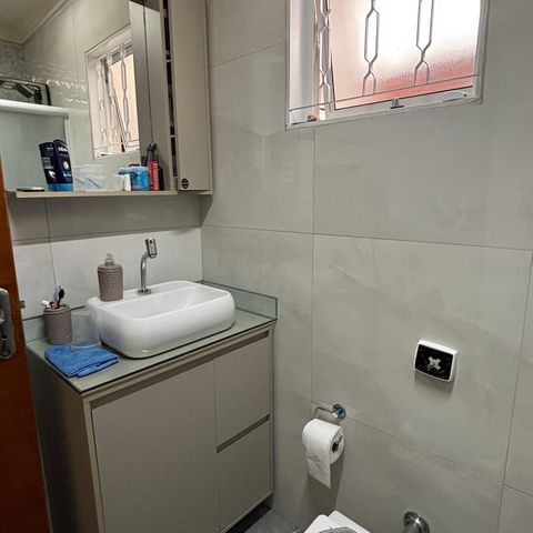 Casa para alugar com 100m², 2 quartos e 2 vagasBanheiro