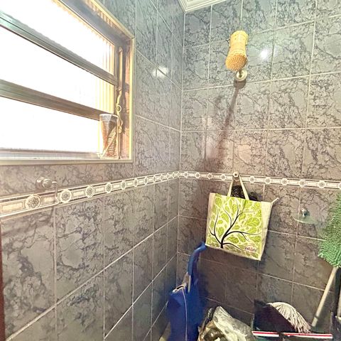 Casa à venda com 260m², 3 quartos e 2 vagasBanheiro 1